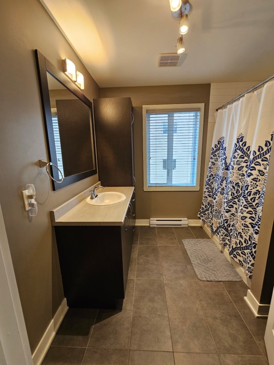 Salle de bains — 7904 Boul. Lévesque E., Laval, H7A 1T7, Laval
