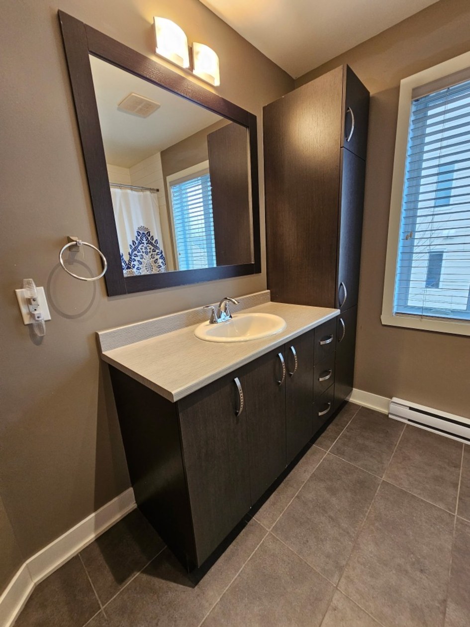 Salle de bains — 7904 Boul. Lévesque E., Laval, H7A 1T7, Laval
