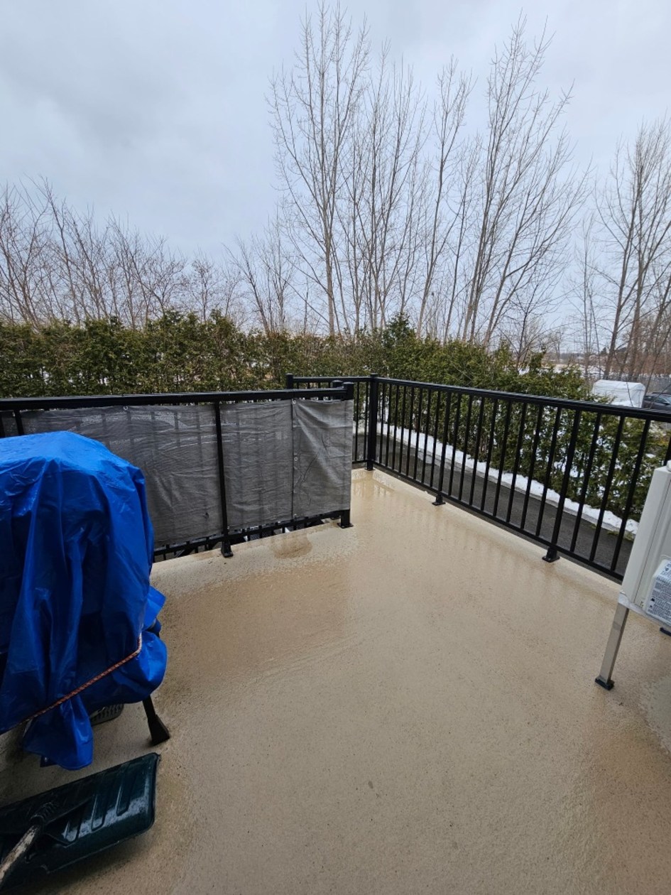Balcon — 7904 Boul. Lévesque E., Laval, H7A 1T7, Laval