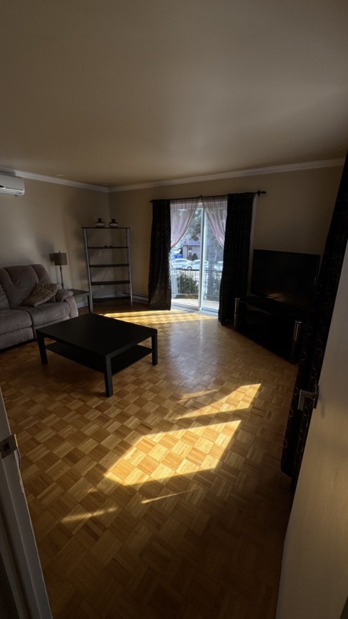 Salon — 91 Rue Vanier, Repentigny, J6A 4Y4, Repentigny