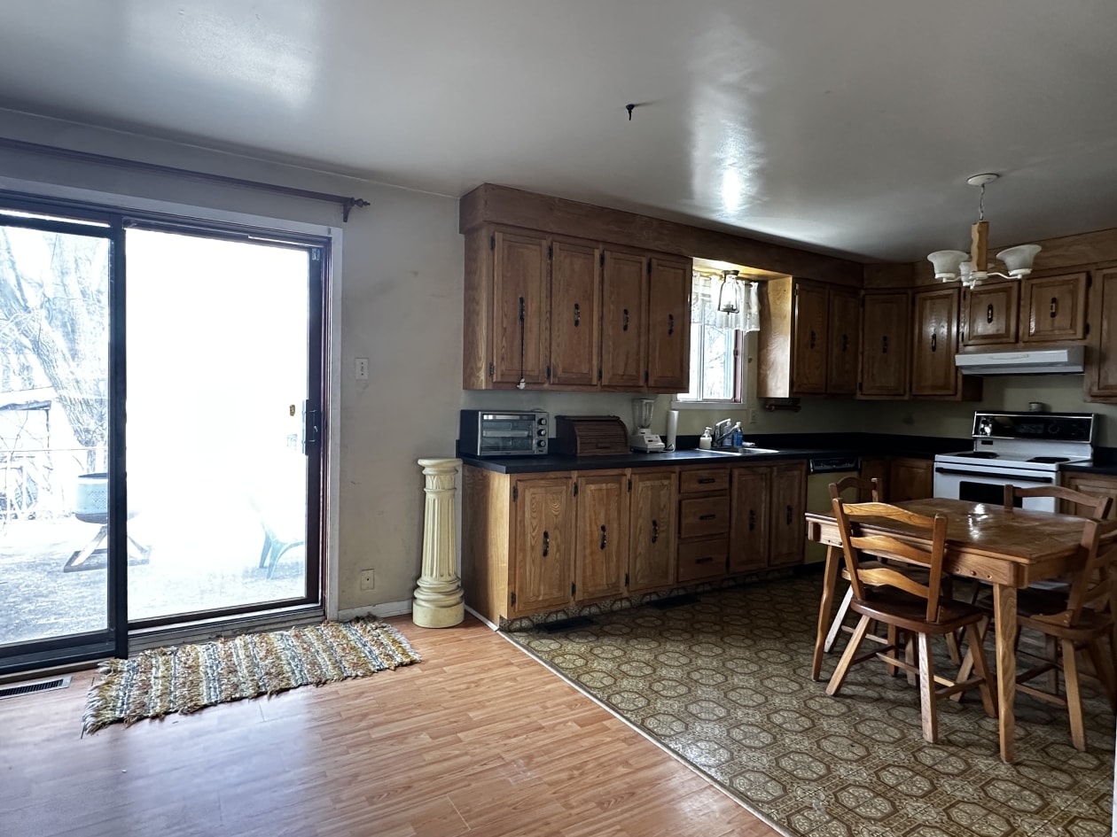 Salle à manger — 250 Av. Sainte-Marie, Louiseville, J5V 1E9, Louiseville