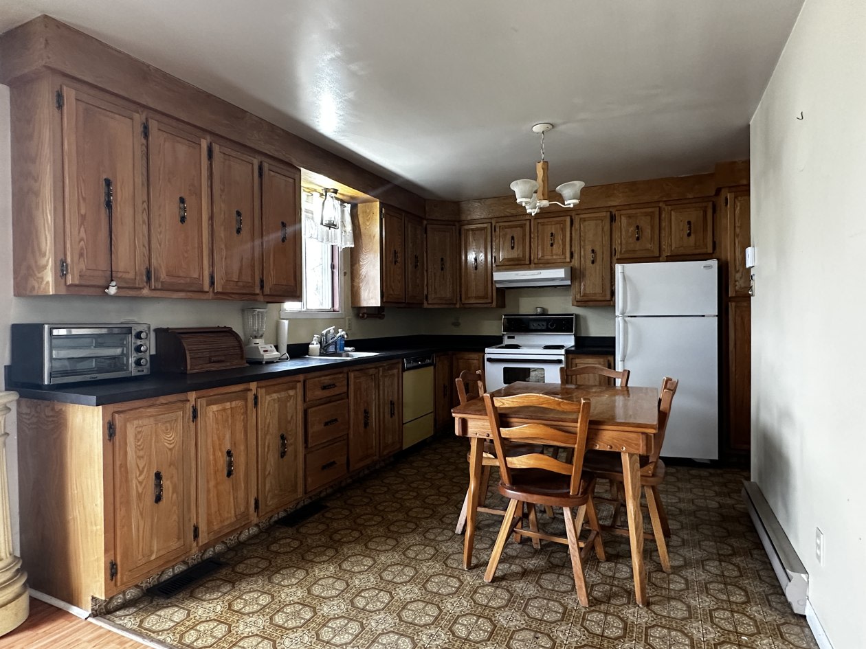 Salle à manger — 250 Av. Sainte-Marie, Louiseville, J5V 1E9, Louiseville