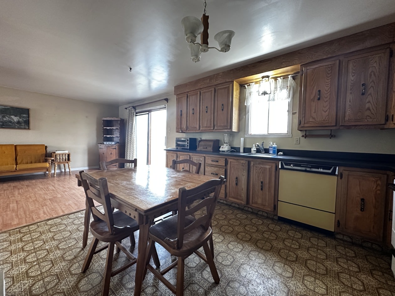 Salle à manger — 250 Av. Sainte-Marie, Louiseville, J5V 1E9, Louiseville