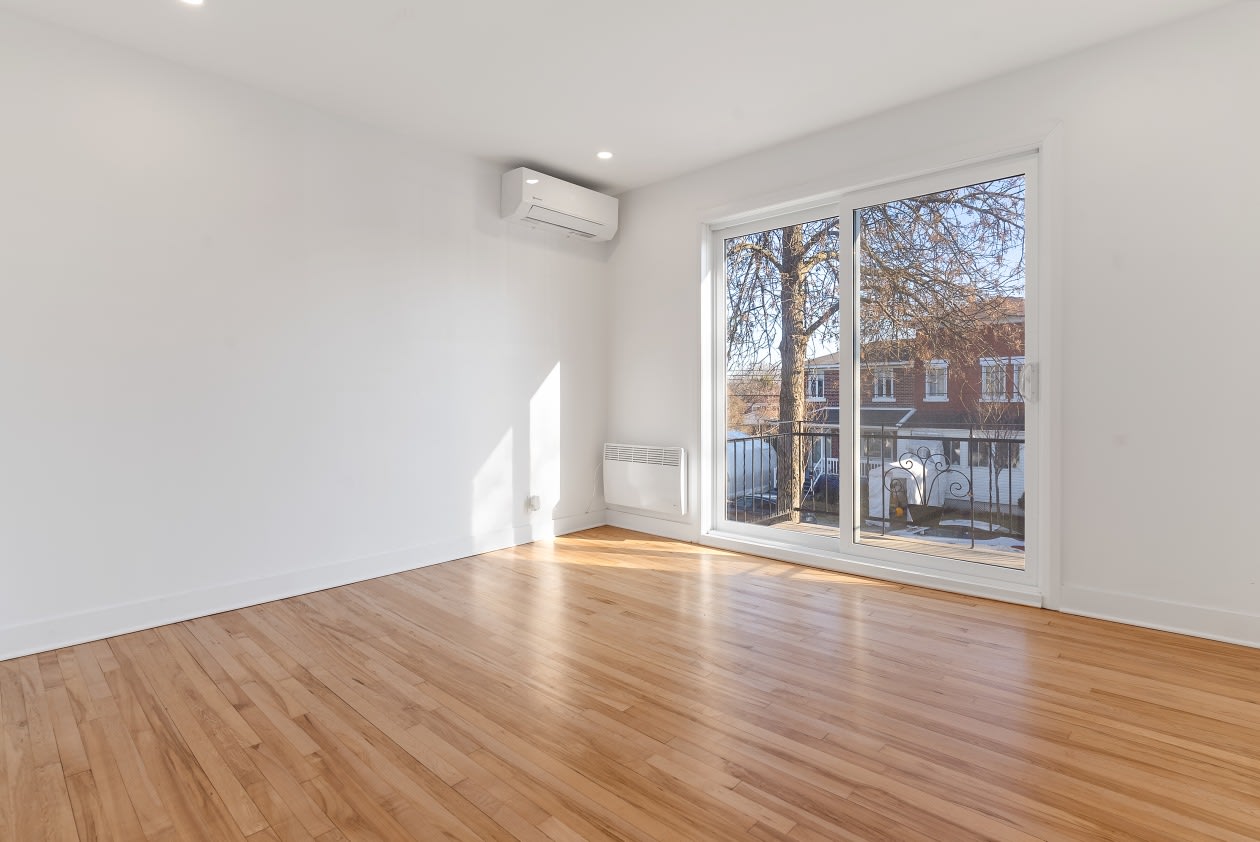 Salon — 1115 6E Av, Pointe-Aux-Trembles, H1B 4K8, Pointe-Aux-Trembles