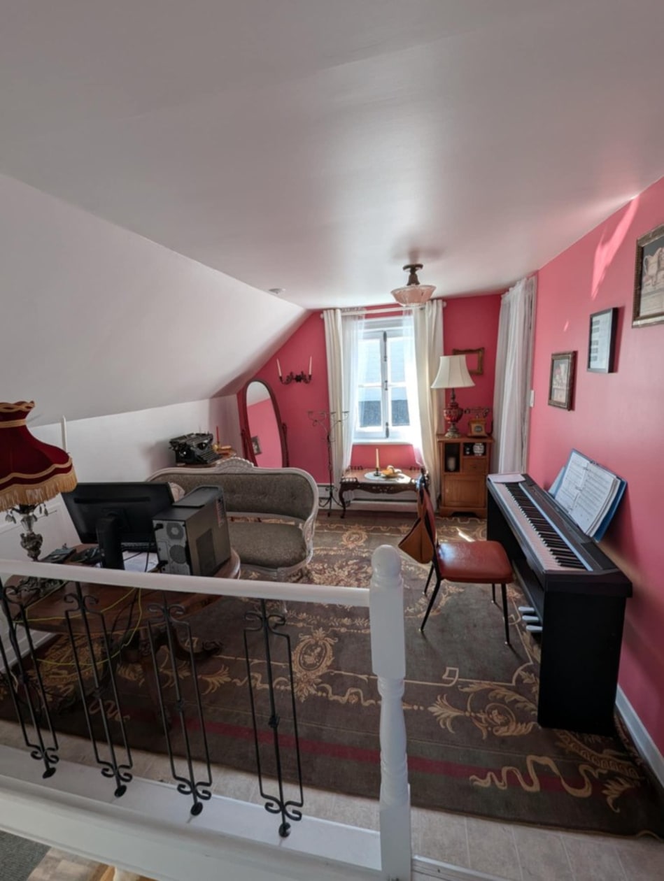 Salon — 540 Rue Duchesnay, Saint-Justin, J0K 2V0, Saint-Justin