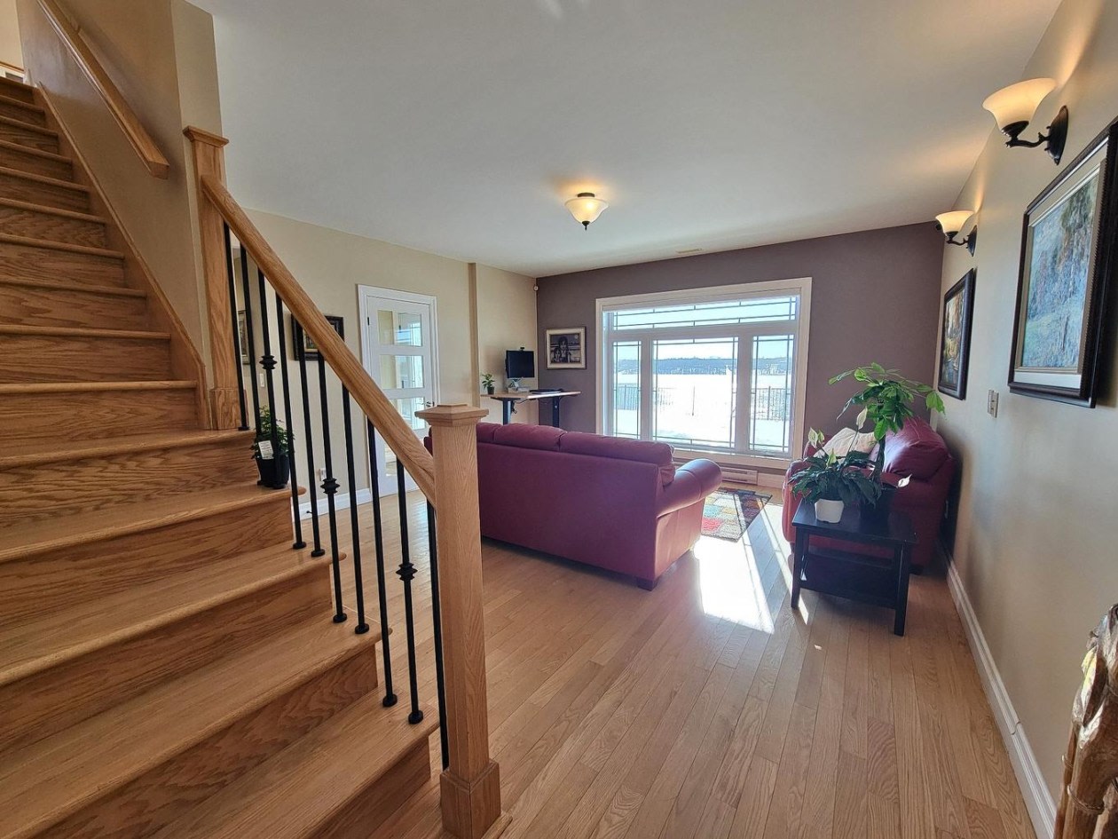 Salon — 50 Rte Du Long-Sault, Saint-André-d'Argenteuil, J0V 1X0, Saint-André-d'Argenteuil