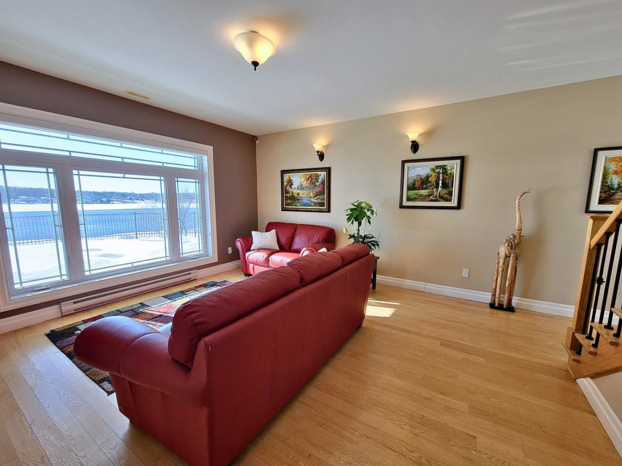 Salon — 50 Rte Du Long-Sault, Saint-André-d'Argenteuil, J0V 1X0, Saint-André-d'Argenteuil