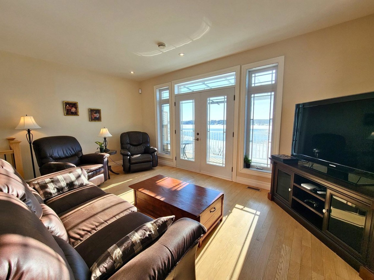 Salon — 50 Rte Du Long-Sault, Saint-André-d'Argenteuil, J0V 1X0, Saint-André-d'Argenteuil