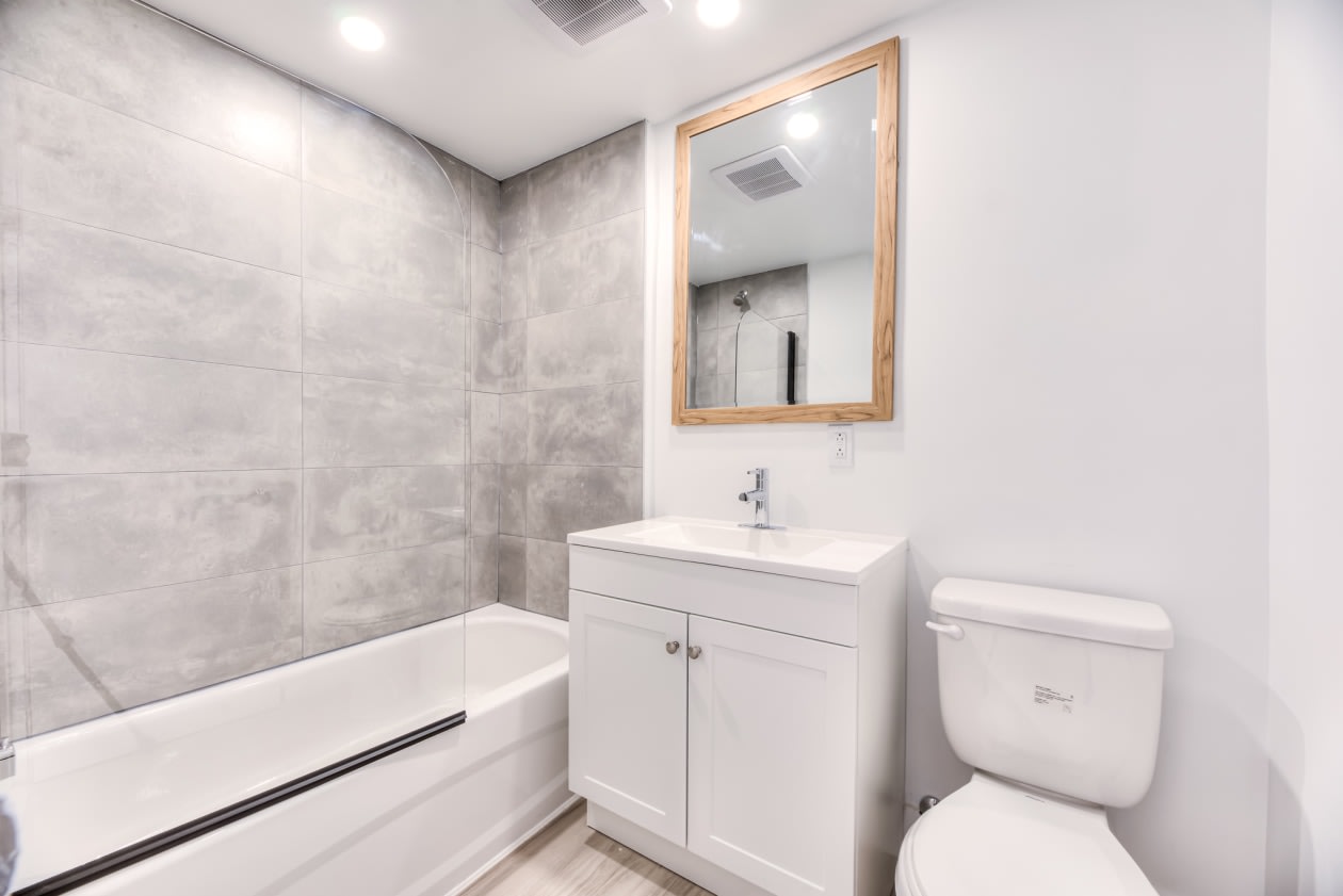 Salle de bains — 2660 Rue Goyer, 203, Montréal, H3S 1H3, Montréal