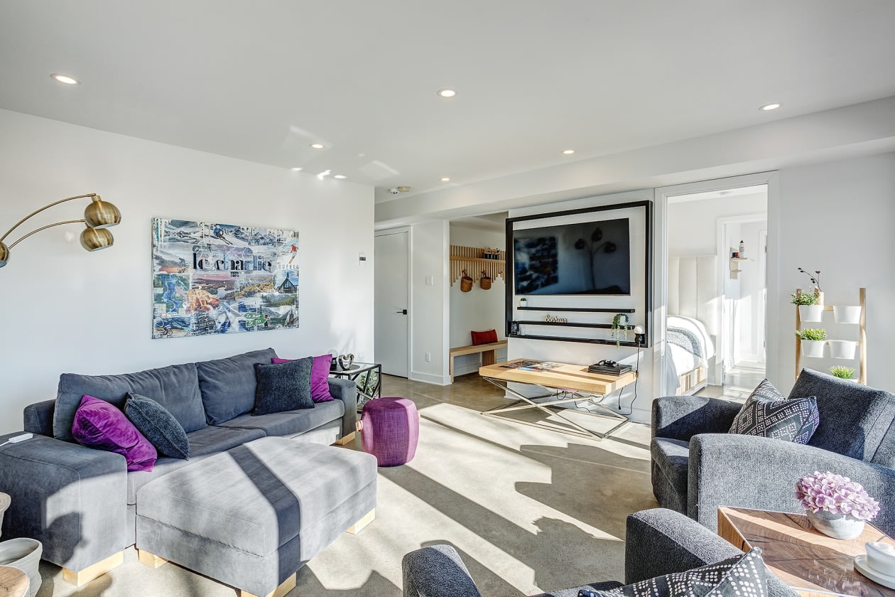 Salon — 435 Ch. du Château, Saint-Donat-de-Montcalm, J0T 2C0, Saint-Donat-de-Montcalm