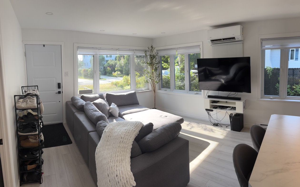 Salon — 11 146E Ave, Notre-Dame-de-l'Île-Perrot, J7W 0N4, Notre-Dame-de-l'Île-Perrot