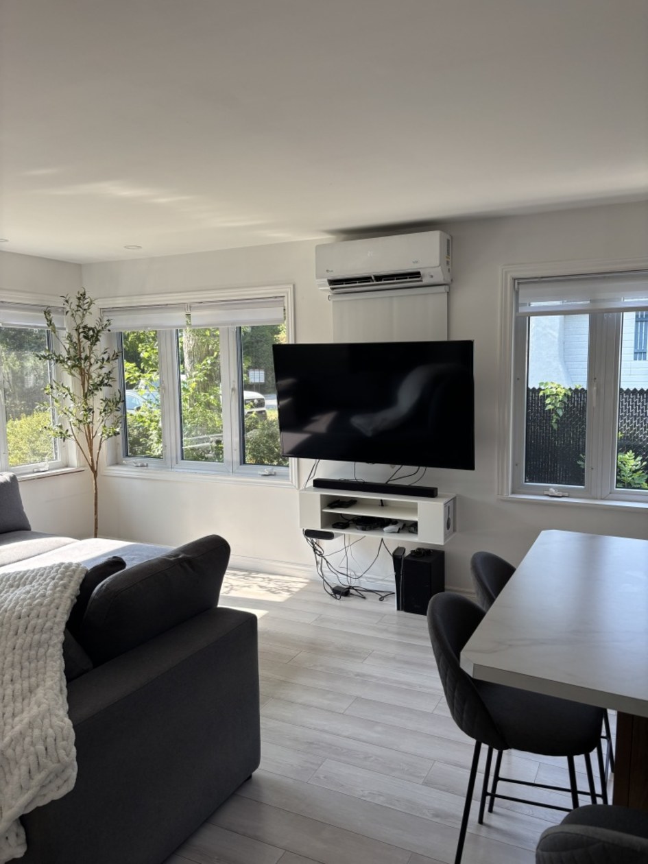 Salon — 11 146E Ave, Notre-Dame-de-l'Île-Perrot, J7W 0N4, Notre-Dame-de-l'Île-Perrot