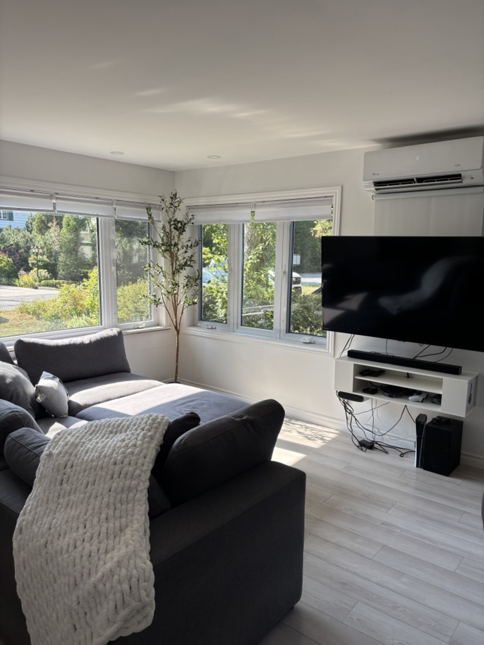 Salon — 11 146E Ave, Notre-Dame-de-l'Île-Perrot, J7W 0N4, Notre-Dame-de-l'Île-Perrot
