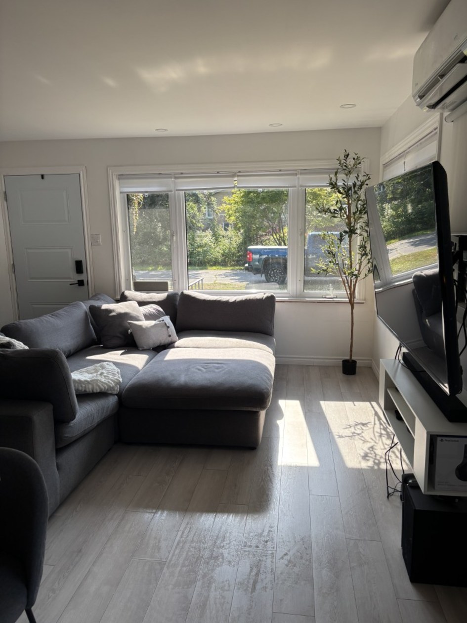 Salon — 11 146E Ave, Notre-Dame-de-l'Île-Perrot, J7W 0N4, Notre-Dame-de-l'Île-Perrot