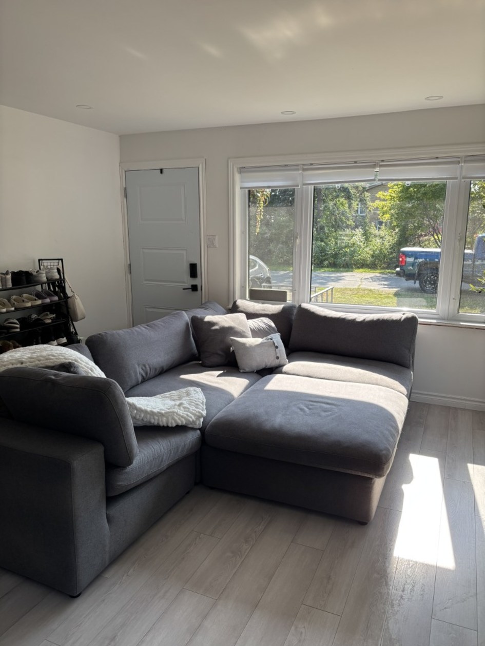 Salon — 11 146E Ave, Notre-Dame-de-l'Île-Perrot, J7W 0N4, Notre-Dame-de-l'Île-Perrot