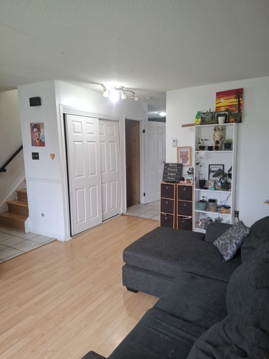 Salon — 113 Rue de Matapédia, Gatineau, J8T 6M5, Gatineau