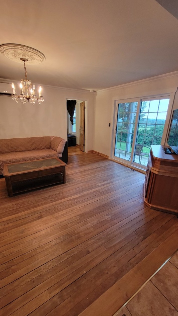 Salon — 361 3E Rang, Saint-Félix-de-Kingsey, J0B 2T0, Saint-Félix-de-Kingsey