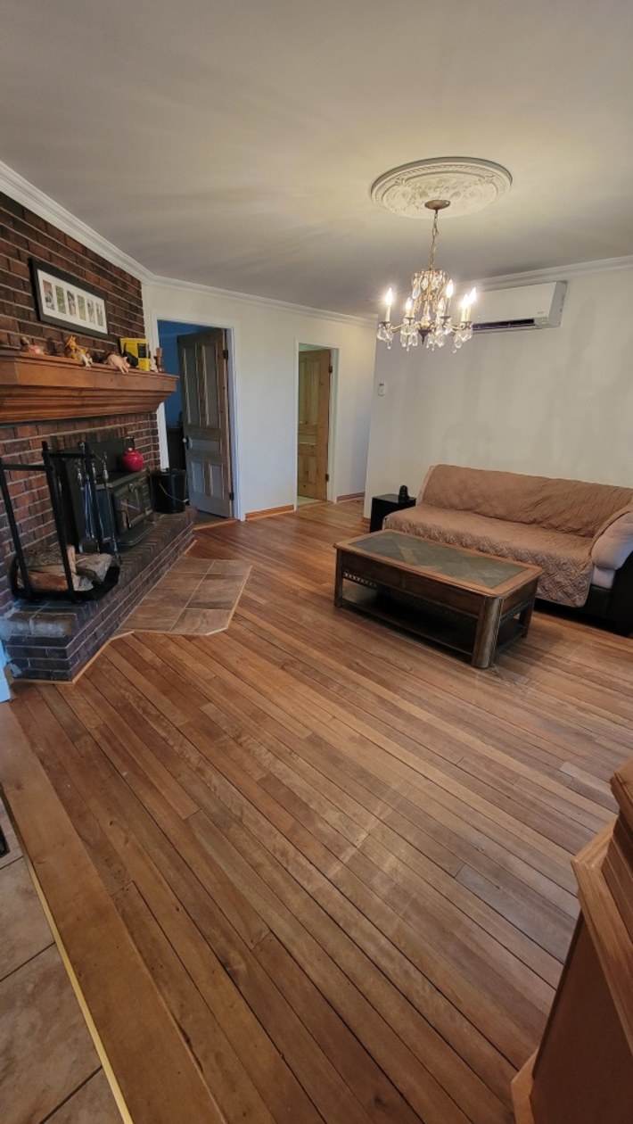 Salon — 361 3E Rang, Saint-Félix-de-Kingsey, J0B 2T0, Saint-Félix-de-Kingsey