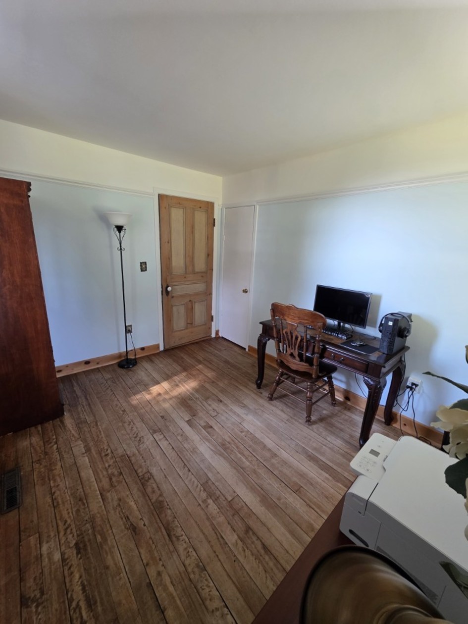 Bureau — 361 3E Rang, Saint-Félix-de-Kingsey, J0B 2T0, Saint-Félix-de-Kingsey