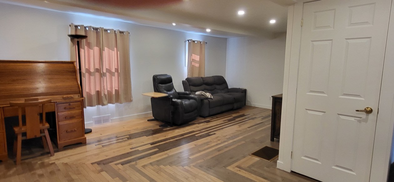 Salon — 5980 Chem. du Curé-Barrette, Terrebonne, J7M 1N1, Terrebonne