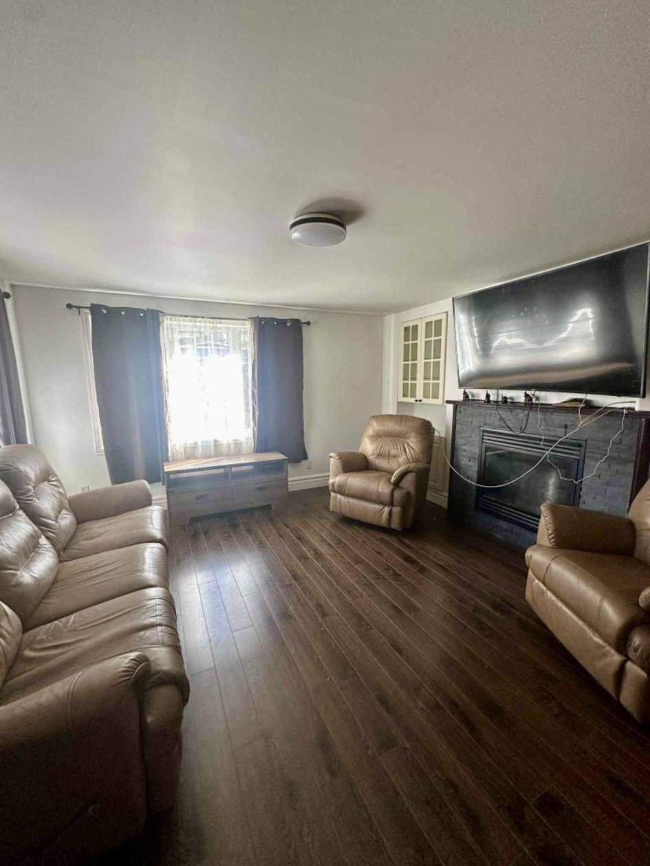 Salon — 1346 Rue des Laurentides, Mascouche , J7K 3C2, Mascouche 