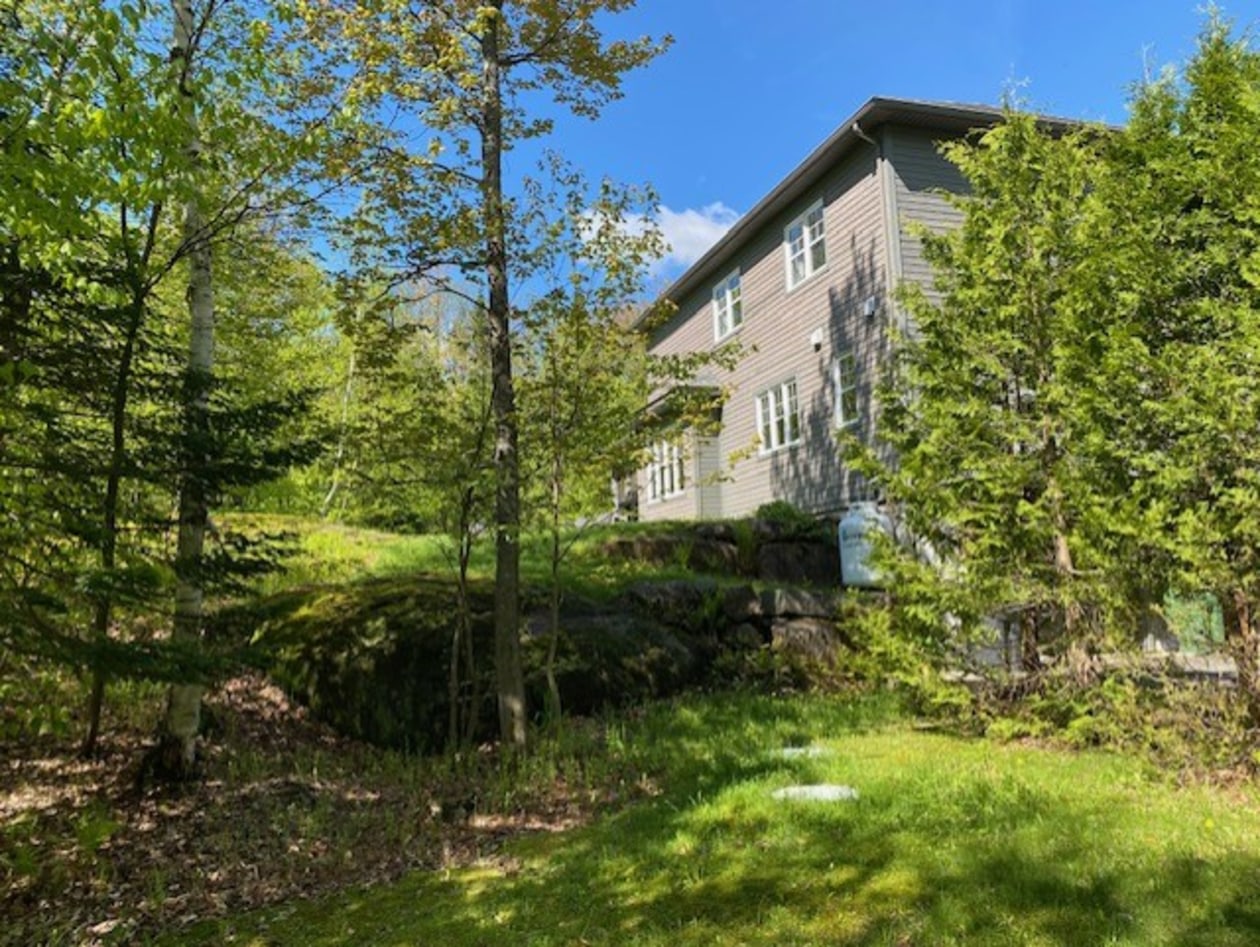 Cour — 9 Chem. de l'Orge, Sainte-Anne-des-Lacs, J0R 1B0, Sainte-Anne-des-Lacs
