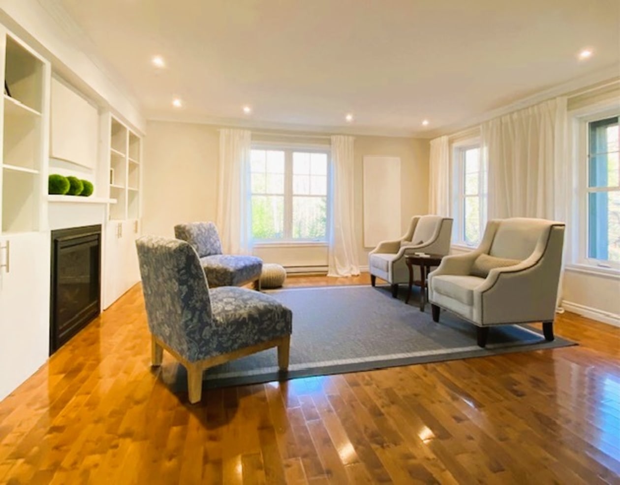 Salon — 9 Chem. de l'Orge, Sainte-Anne-des-Lacs, J0R 1B0, Sainte-Anne-des-Lacs