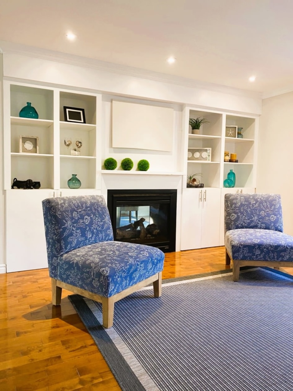 Salon — 9 Chem. de l'Orge, Sainte-Anne-des-Lacs, J0R 1B0, Sainte-Anne-des-Lacs