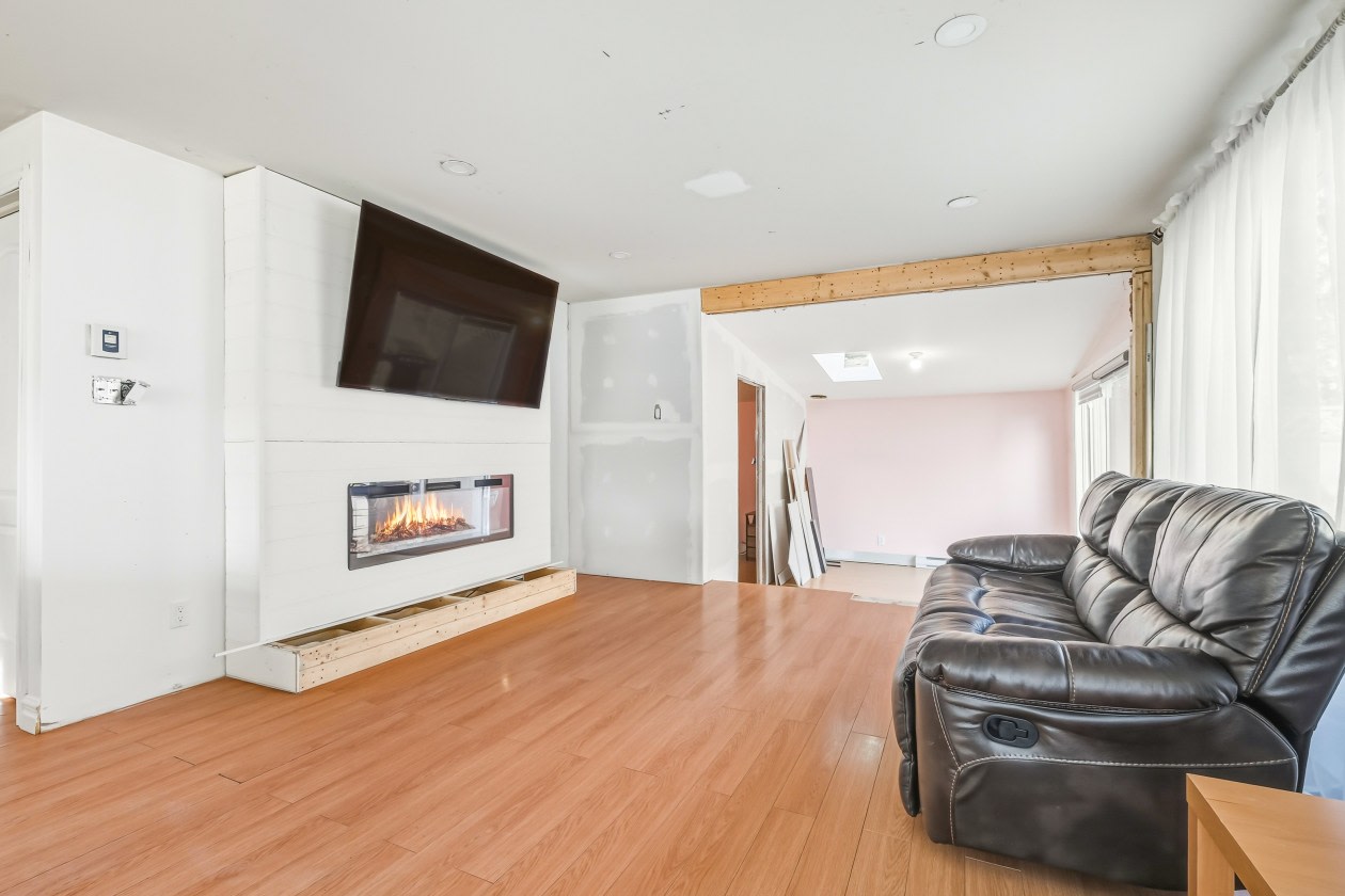 Salon — 71 9E Ave, Saint-Paul-de-l'Île-Aux-Noix, J0J 1G0, Saint-Paul-de-l'Île-Aux-Noix
