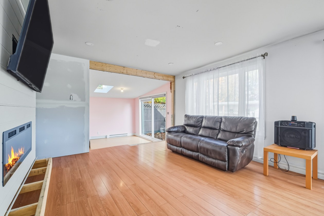 Salon — 71 9E Ave, Saint-Paul-de-l'Île-Aux-Noix, J0J 1G0, Saint-Paul-de-l'Île-Aux-Noix