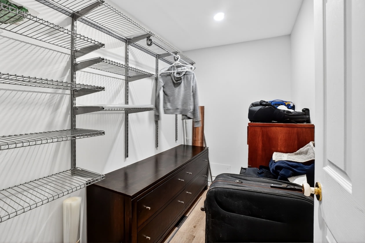 Penderie — 3693 Rue Asselin, Longueuil, J4M 2Y1, Longueuil