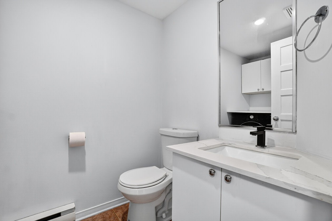 Salle de bains — 3693 Rue Asselin, Longueuil, J4M 2Y1, Longueuil