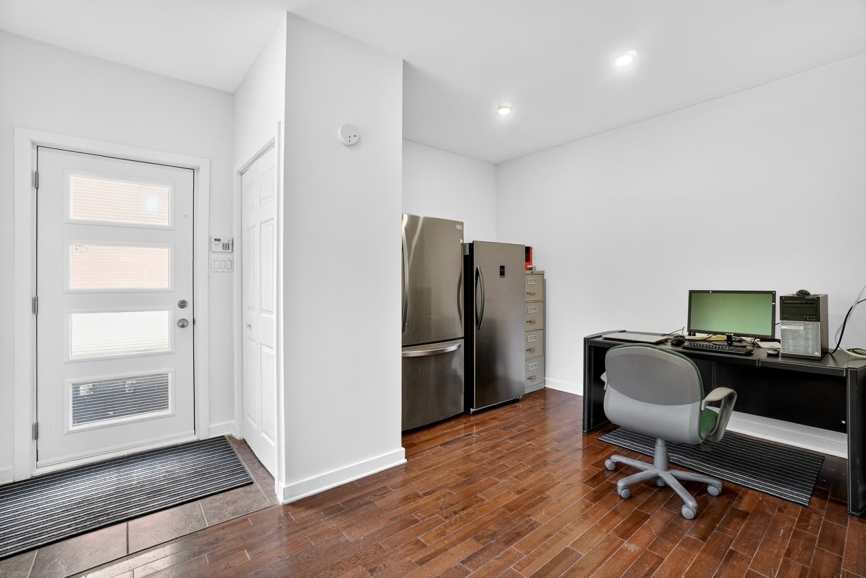 Bureau — 3693 Rue Asselin, Longueuil, J4M 2Y1, Longueuil
