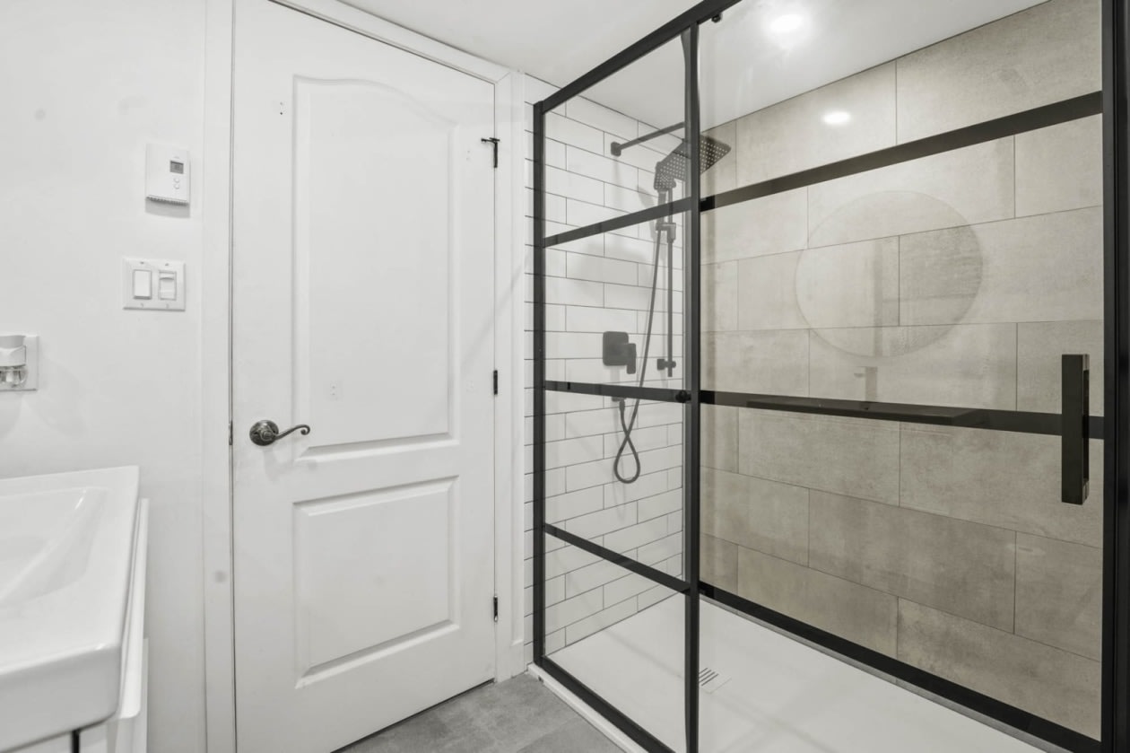 Salle de bains — 697 Rue De Chinon, Repentigny, J5Z 5B2, Repentigny