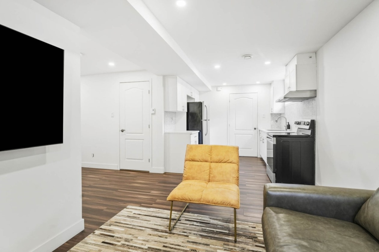 Salon — 697 Rue De Chinon, Repentigny, J5Z 5B2, Repentigny