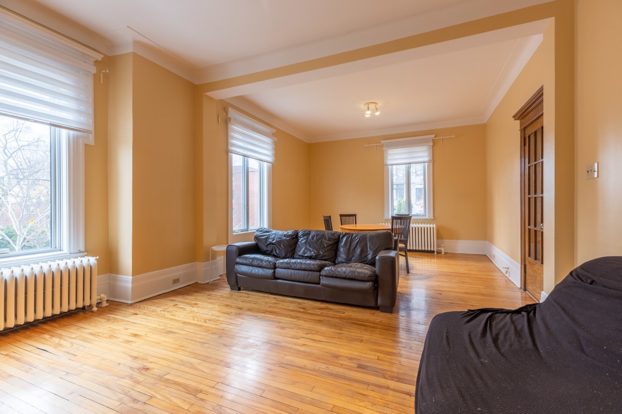 Salon — 4001 Av. Northcliffe, Montréal, H4A 3L2, Montréal