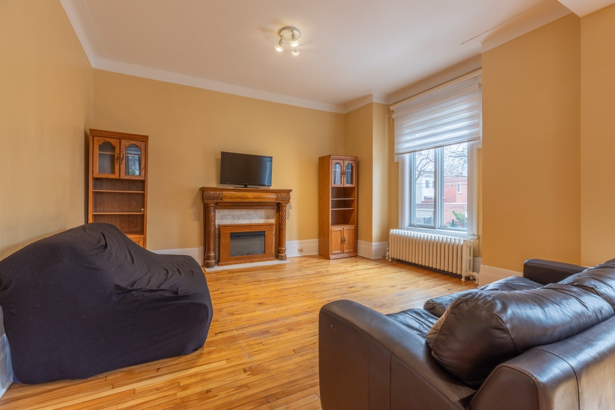 Salon — 4001 Av. Northcliffe, Montréal, H4A 3L2, Montréal