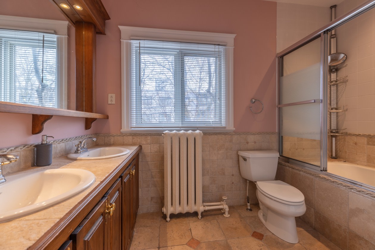 Salle de bains — 4001 Av. Northcliffe, Montréal, H4A 3L2, Montréal