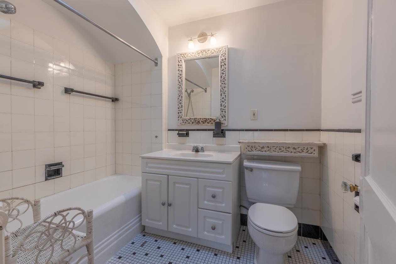 Salle de bains — 4001 Av. Northcliffe, Montréal, H4A 3L2, Montréal