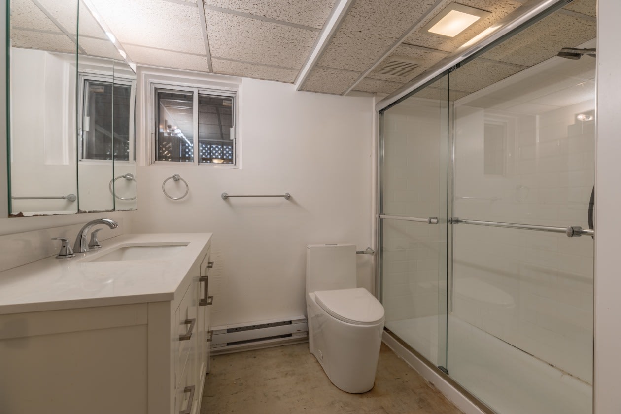 Salle de bains — 4001 Av. Northcliffe, Montréal, H4A 3L2, Montréal