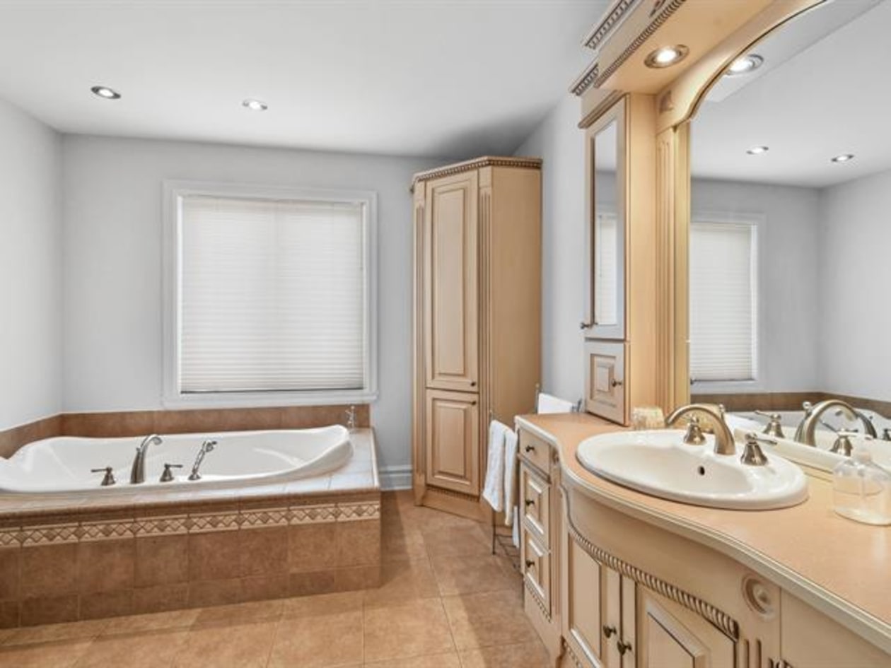 Salle de bains — 8 Rue du Chevreuil, Mercier, J6R 2R6, Mercier