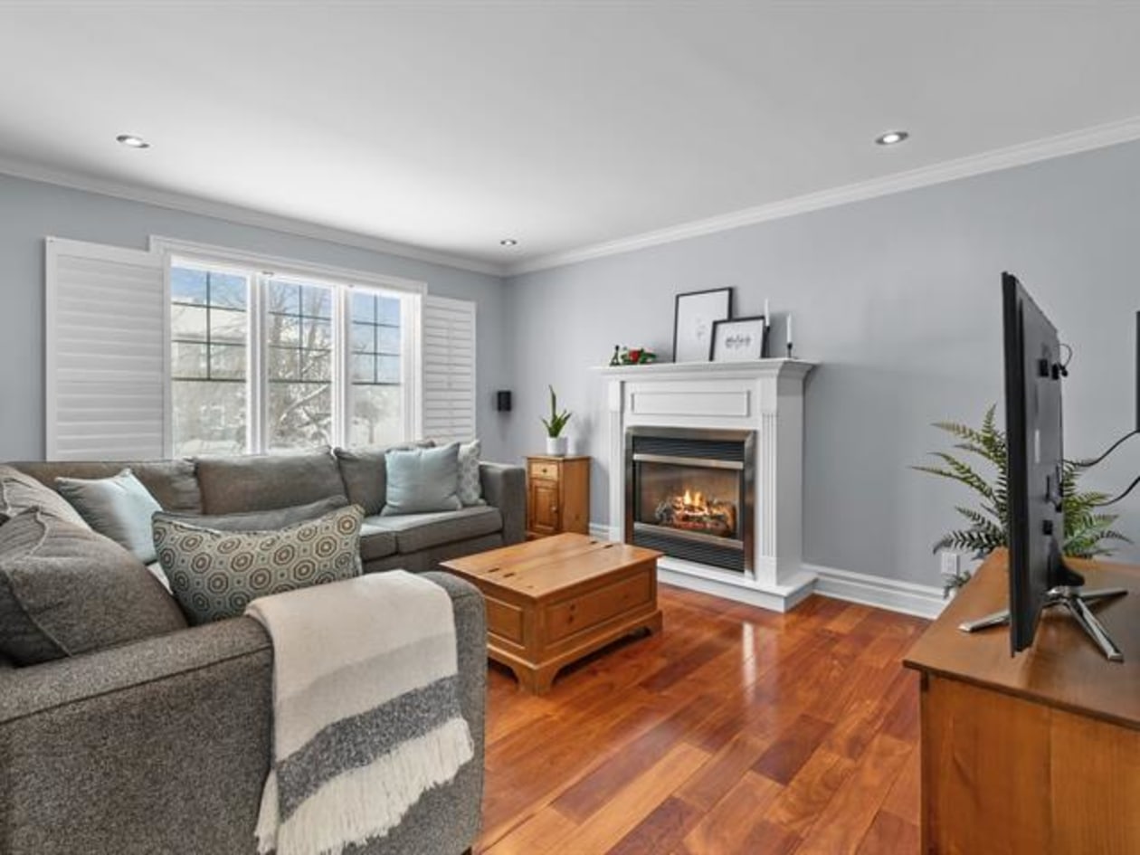 Salon — 8 Rue du Chevreuil, Mercier, J6R 2R6, Mercier