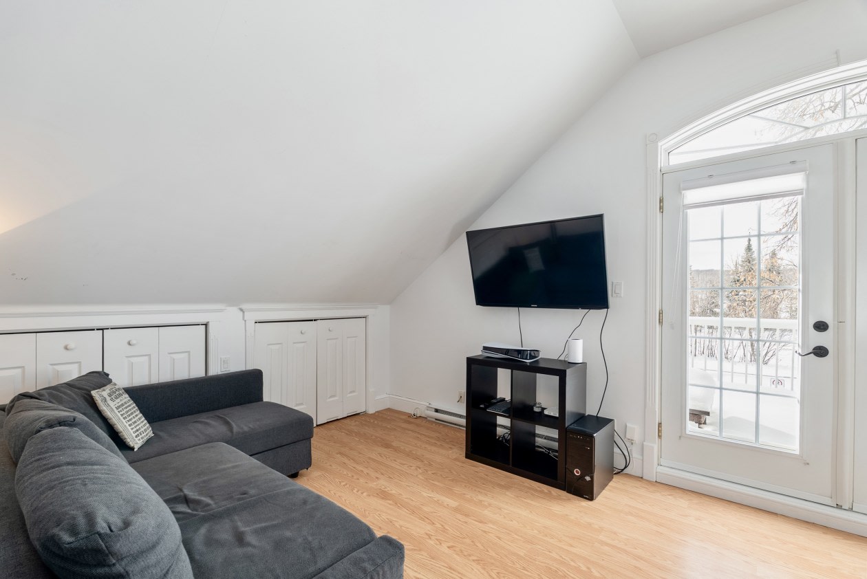 Salon — 7 Av. de la Rivière, Fossambault-sur-le-Lac, G3N 0B8, Fossambault-sur-le-Lac