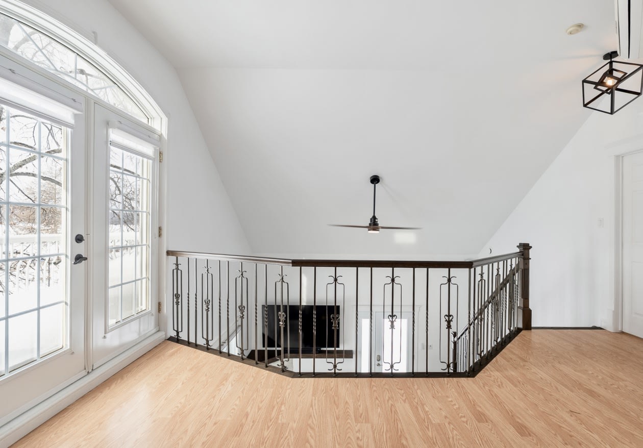 Salon — 7 Av. de la Rivière, Fossambault-sur-le-Lac, G3N 0B8, Fossambault-sur-le-Lac