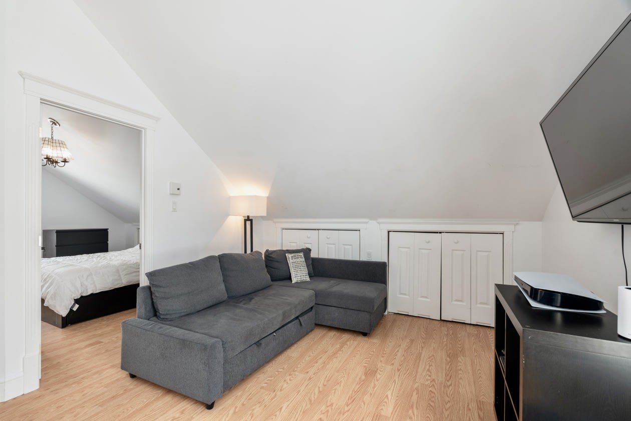 Salon — 7 Av. de la Rivière, Fossambault-sur-le-Lac, G3N 0B8, Fossambault-sur-le-Lac