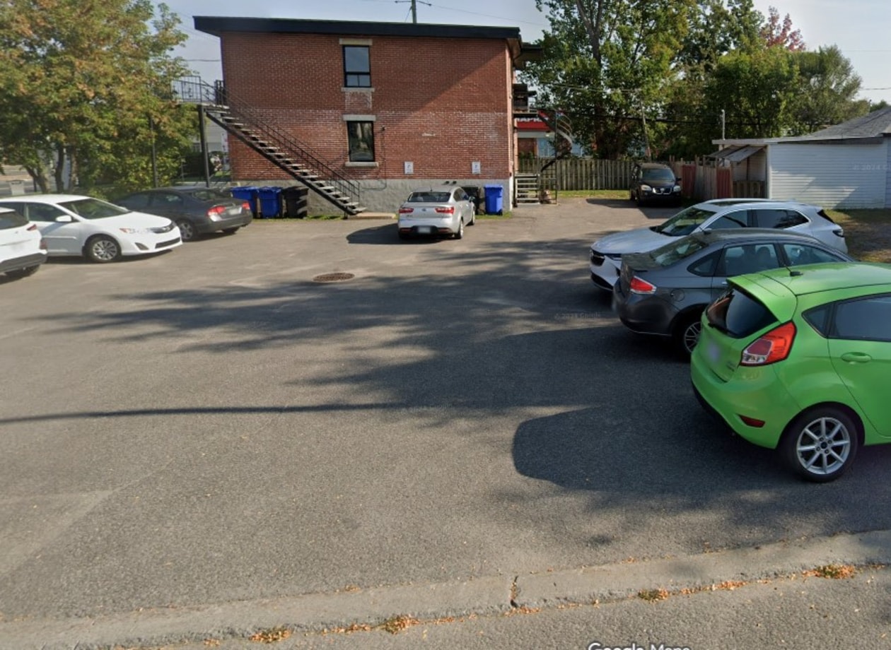 Photo 2 — 1127-1129 Blvd. du Curé-Labelle, Blainville, J7C 2N1, Blainville