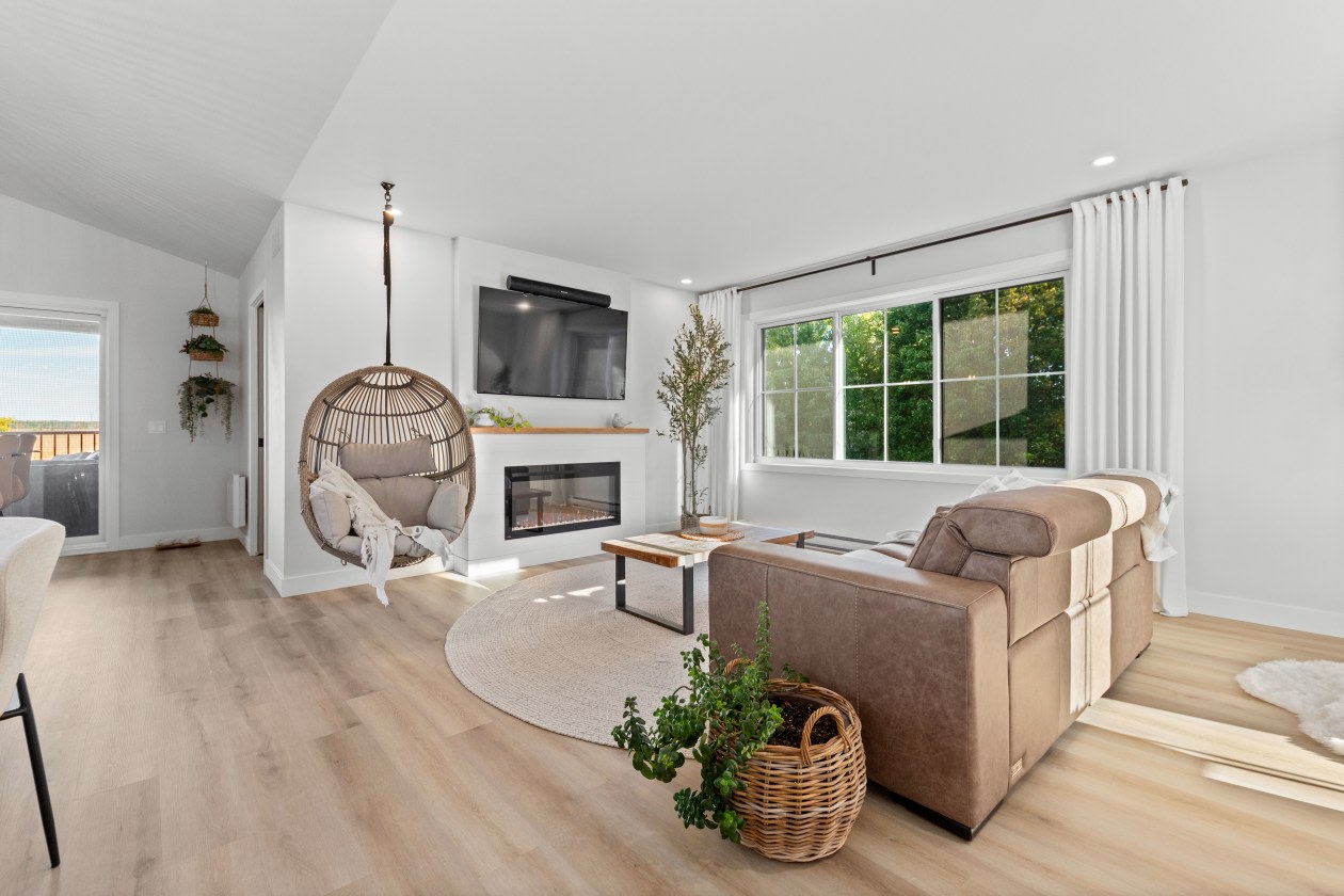 Salon — 2582 Chem. Bellerive, Carignan, J3L 4J9, Carignan