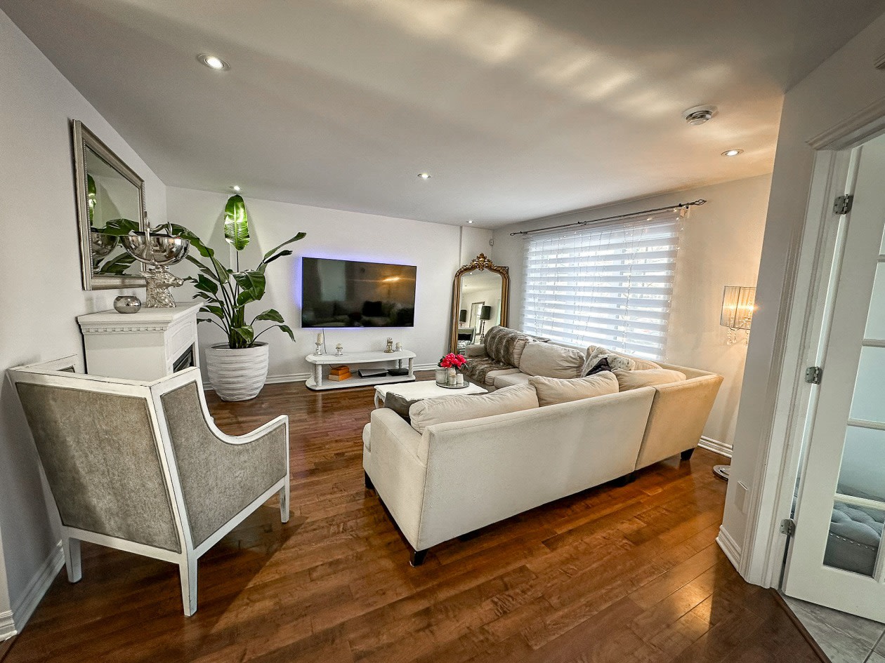 Salon — 3515 Rue Des Fadets, Saint-Hubert, J3Y 0H2, Saint-Hubert