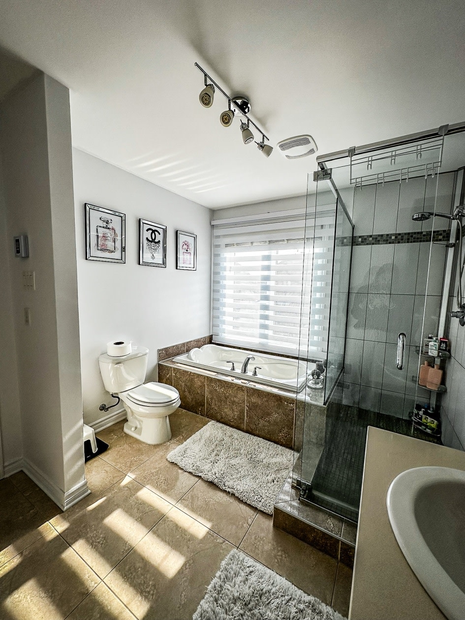 Salle de bains — 3515 Rue Des Fadets, Saint-Hubert, J3Y 0H2, Saint-Hubert