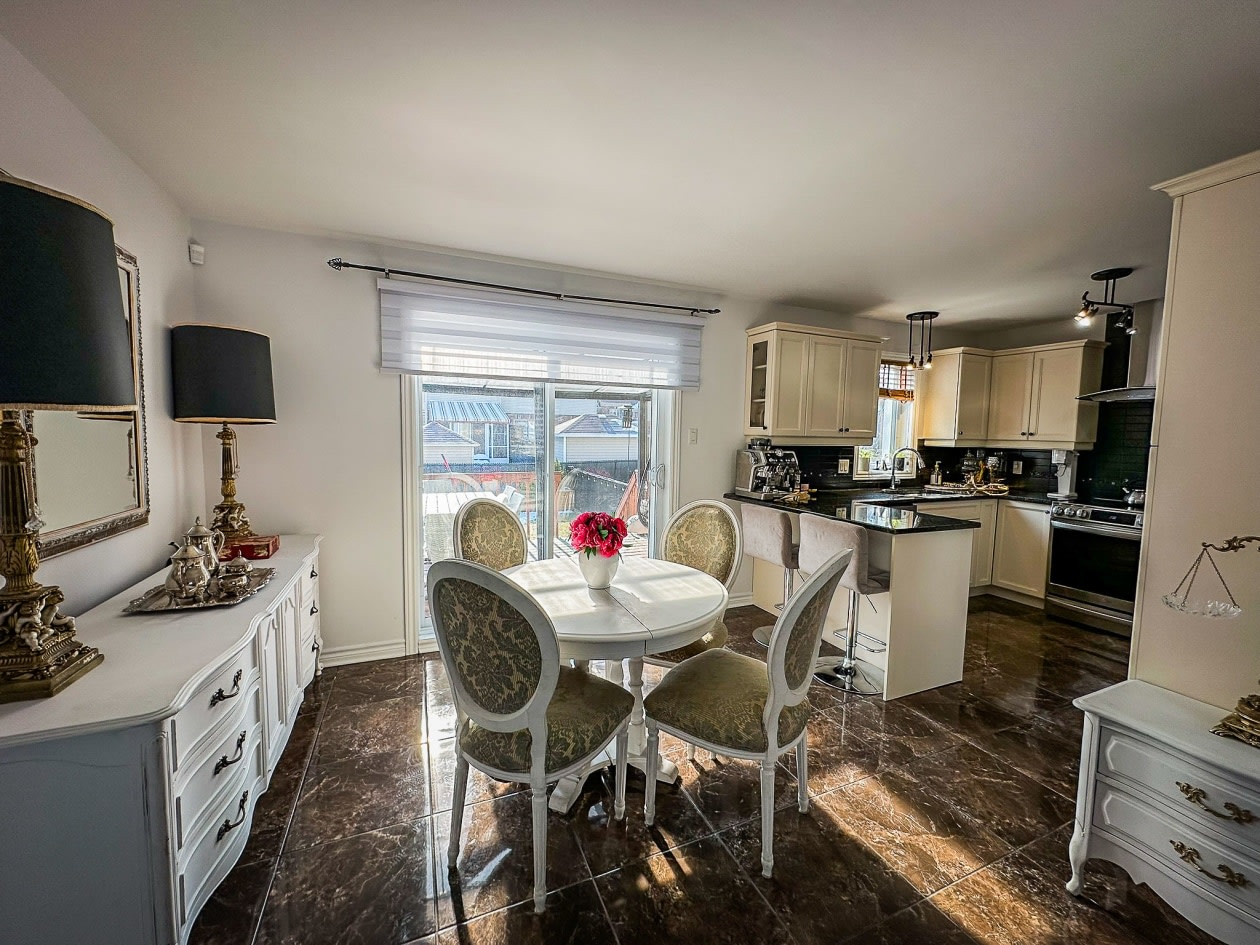 Salle à manger — 3515 Rue Des Fadets, Saint-Hubert, J3Y 0H2, Saint-Hubert